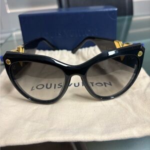 Beautiful Louis Vuitton sunglasses 😎